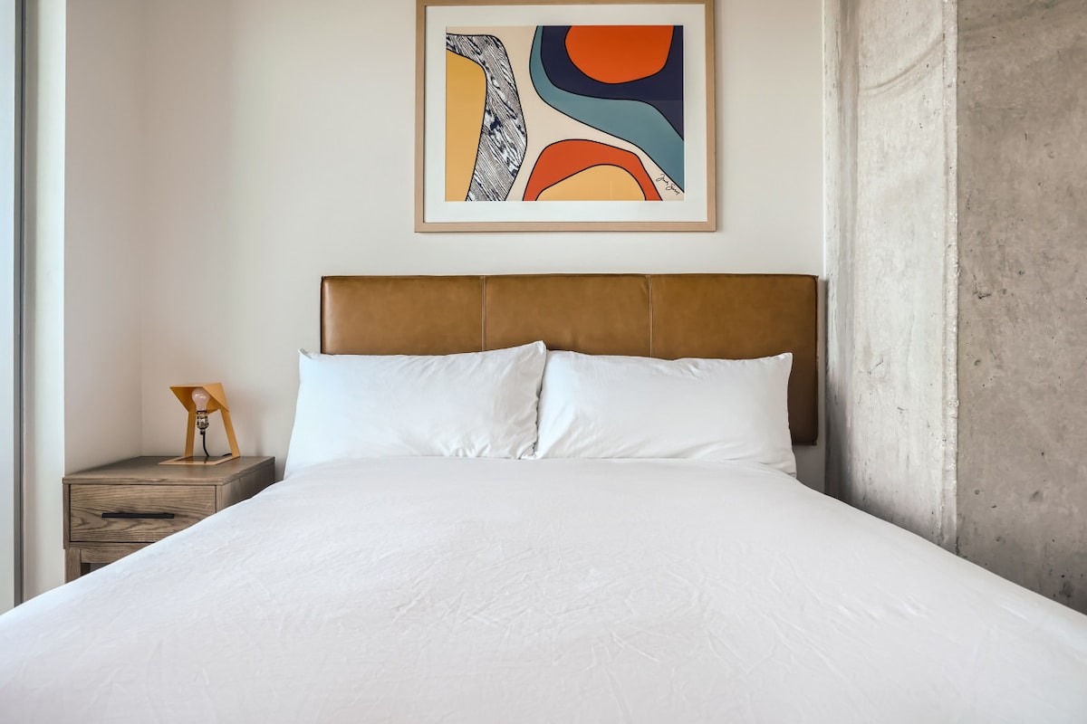 Modern Downtown Condo*Rooftop pool*Top Amenities