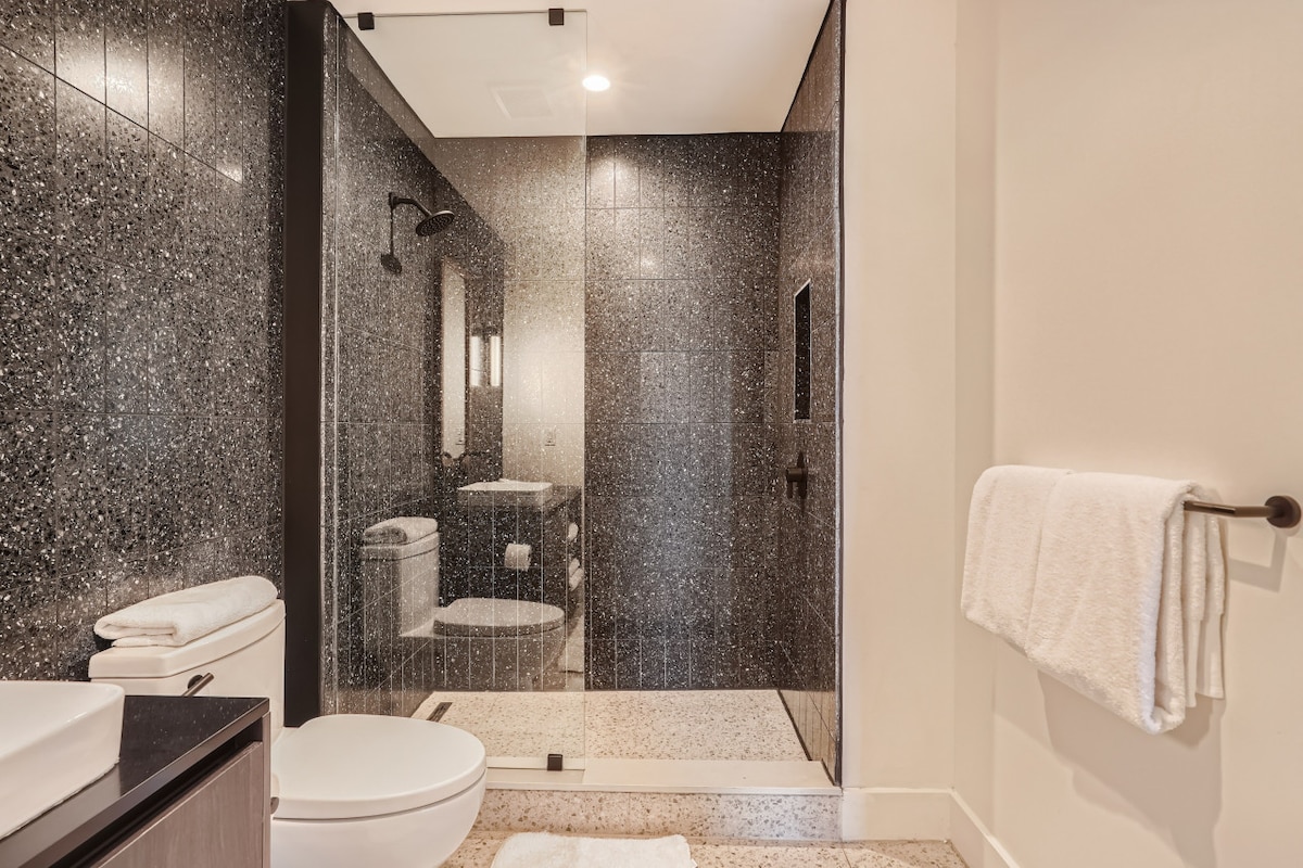 Modern Downtown Condo*Rooftop pool*Top Amenities