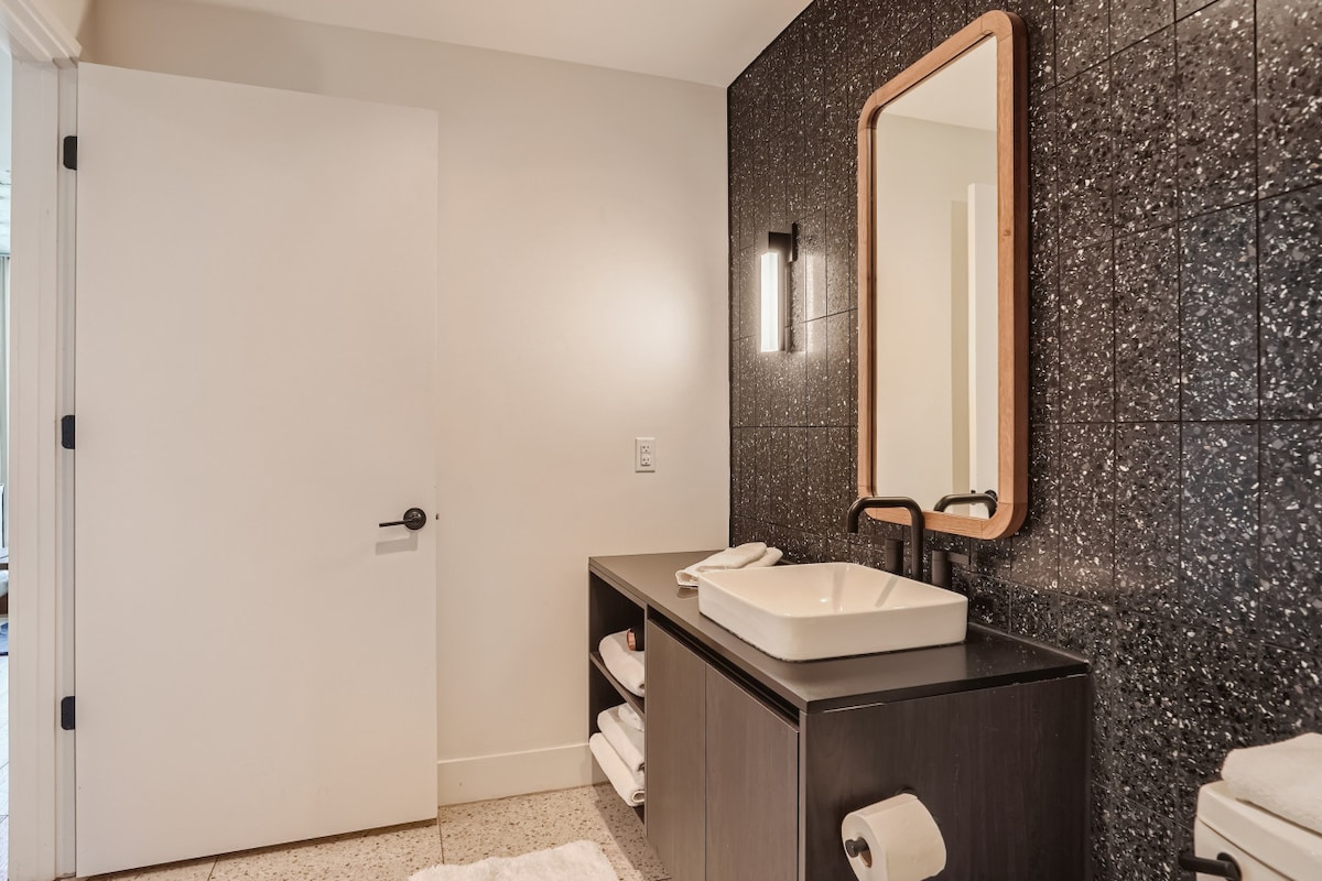 Modern Downtown Condo*Rooftop pool*Top Amenities