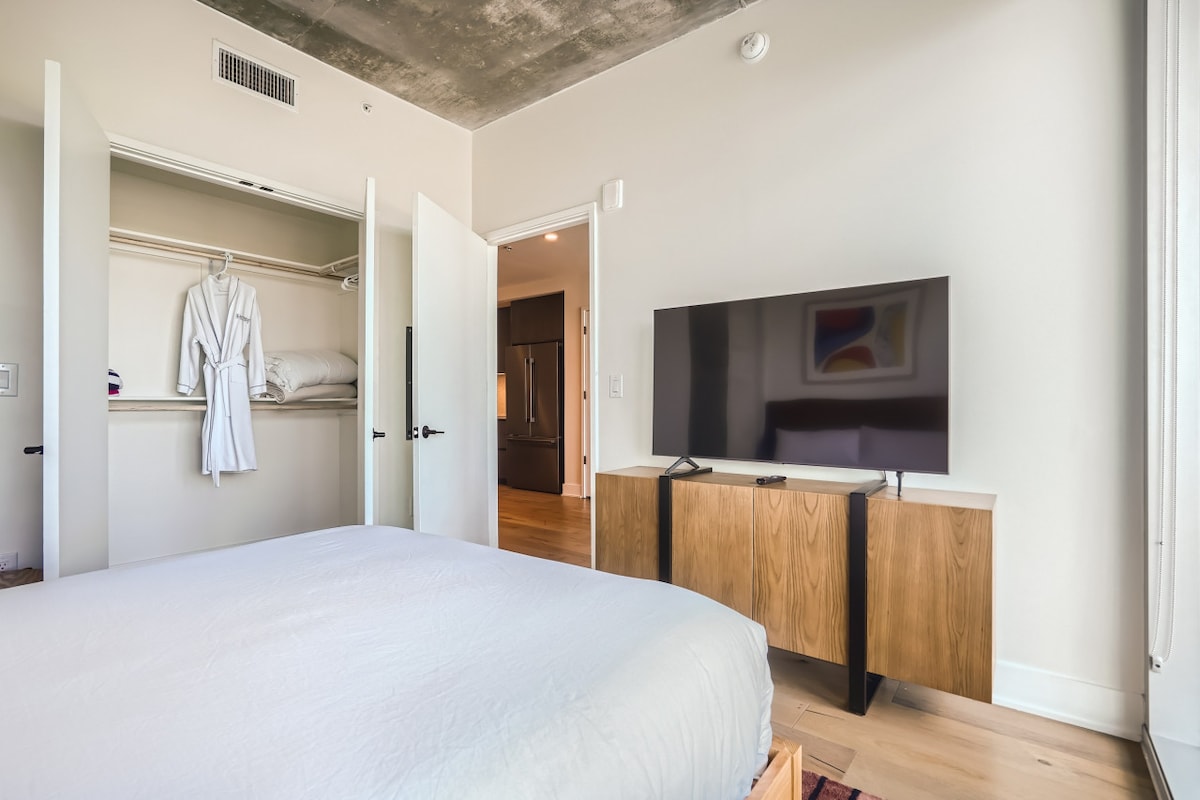 Modern Downtown Condo*Rooftop pool*Top Amenities
