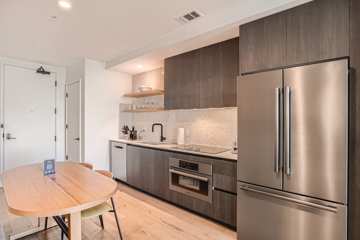 Modern Downtown Condo*Rooftop pool*Top Amenities