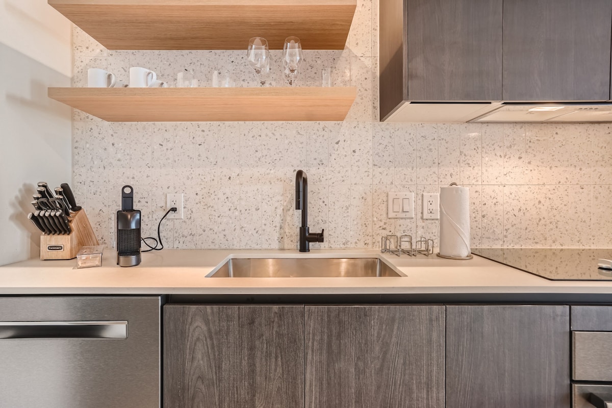 Modern Downtown Condo*Rooftop pool*Top Amenities