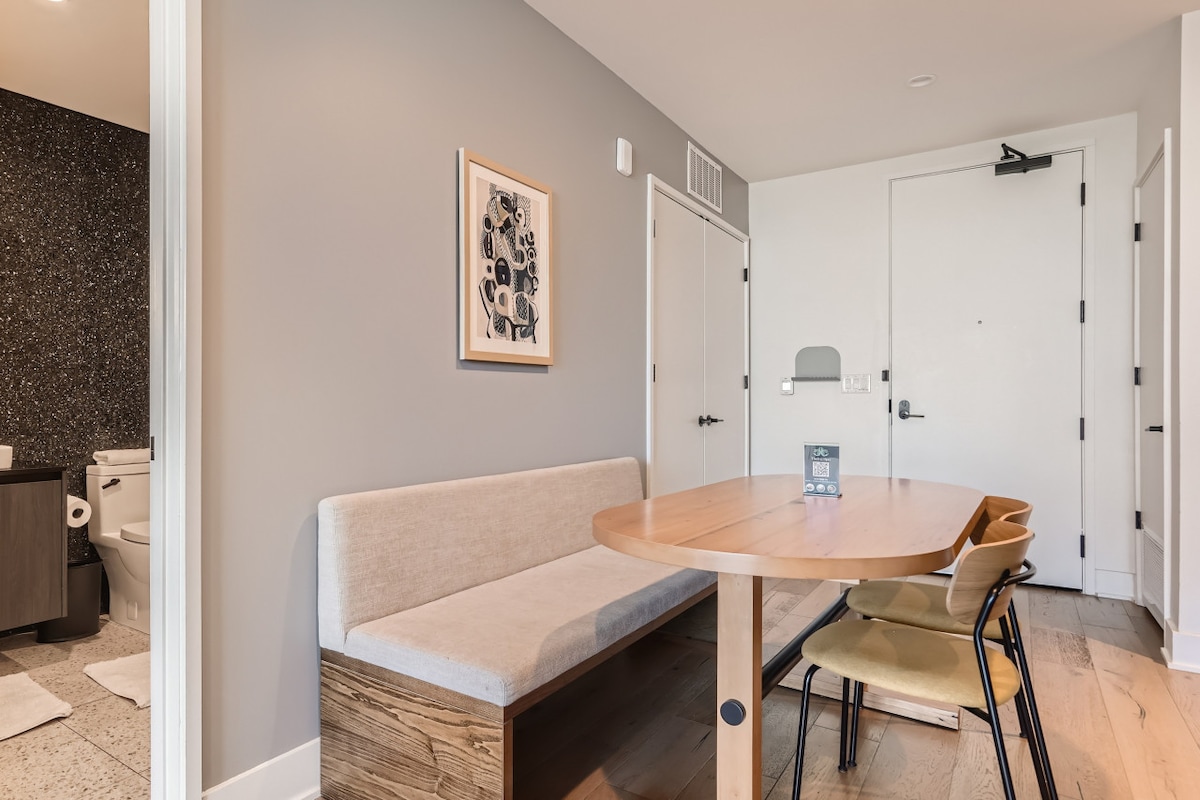 Modern Downtown Condo*Rooftop pool*Top Amenities