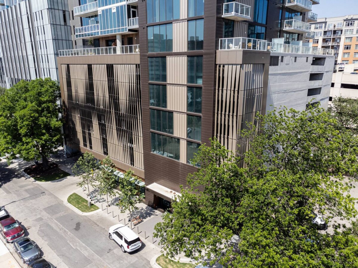 Modern Downtown Condo*Rooftop pool*Top Amenities