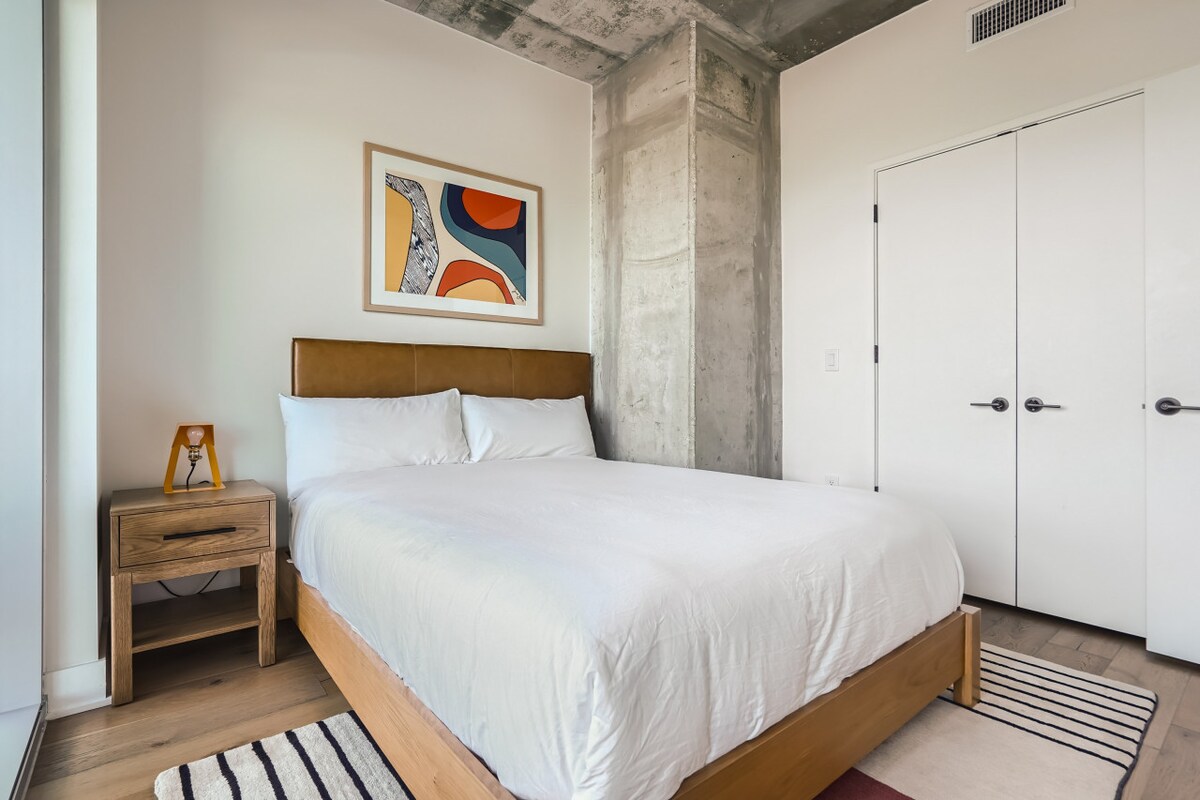 Modern Downtown Condo*Rooftop pool*Top Amenities