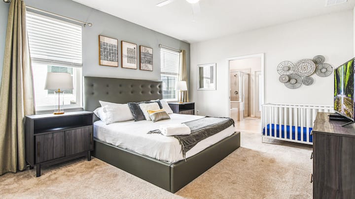 جناح رئيسي حديث مع حمام داخلي وركن سرير مريح