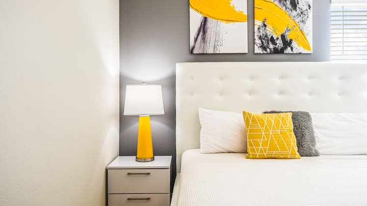 غرفة نوم مشرقة وعصرية مع ديكور أنيق ومشاعر مريحة.