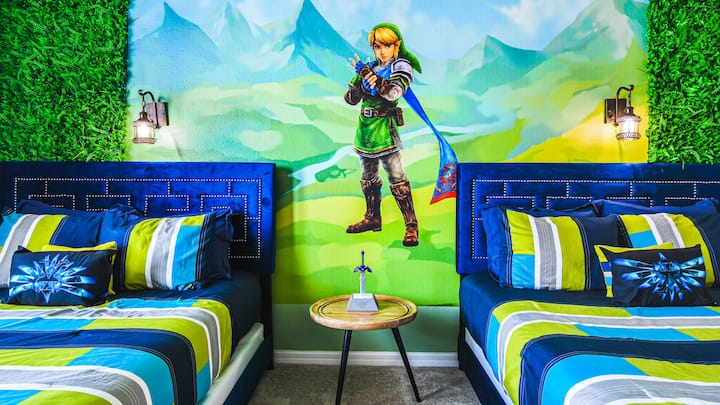 غرفة نوم مستوحاة من المغامرة بألوان جريئة وديكور أيقوني