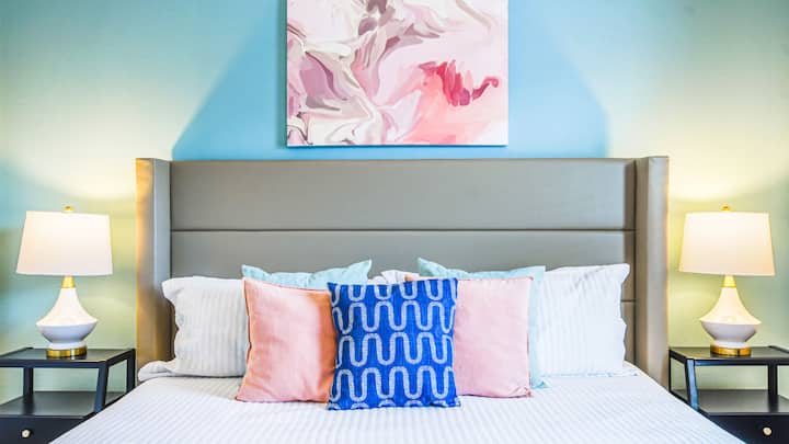 غرفة نوم أنيقة مع باستيل ناعم ولمسات حديثة ومشاعر مريحة.