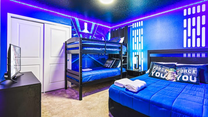 غرفة ملحمية تحت عنوان المجرة مع أسرّة بطابقين وأضواء LED متوهجة