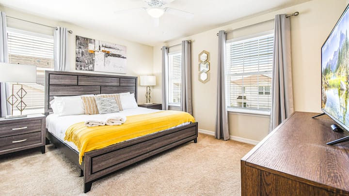 يلتقي التصميم الأنيق بالراحة في هذا الجناح المزخرف بشكل جميل.