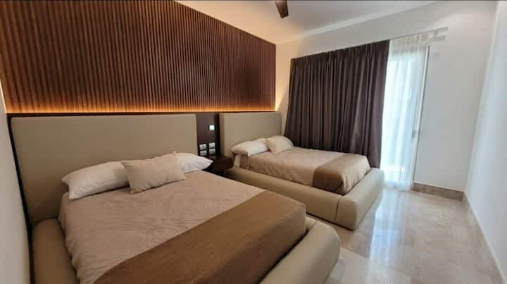 חדר שינה שני עם שתי מיטות כפולות