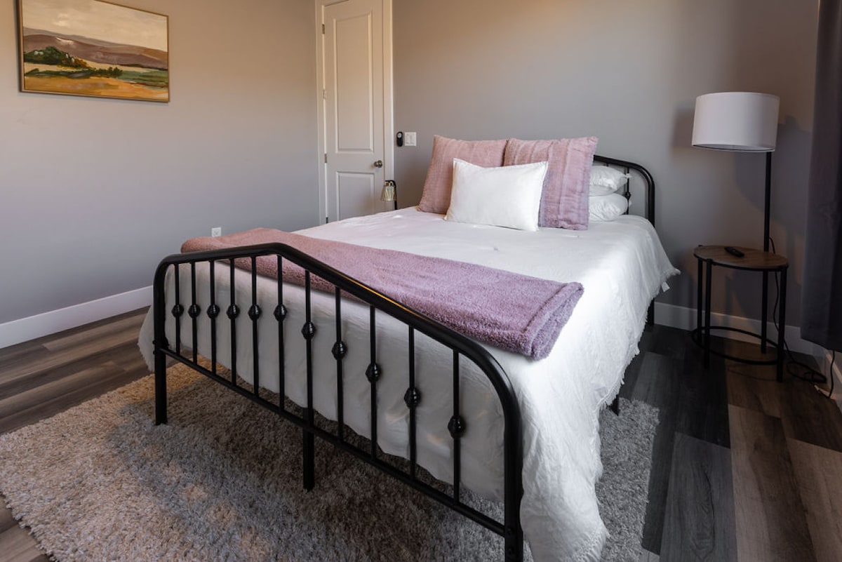 Bračni krevet (širine 150-179 cm) u spavaćoj sobi za goste br. 1.