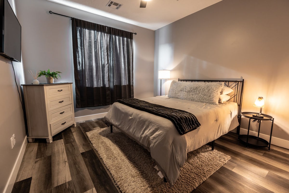 Spavaća soba za goste br. 2 ima bračni krevet (160x200), TV, komodu i ormar.