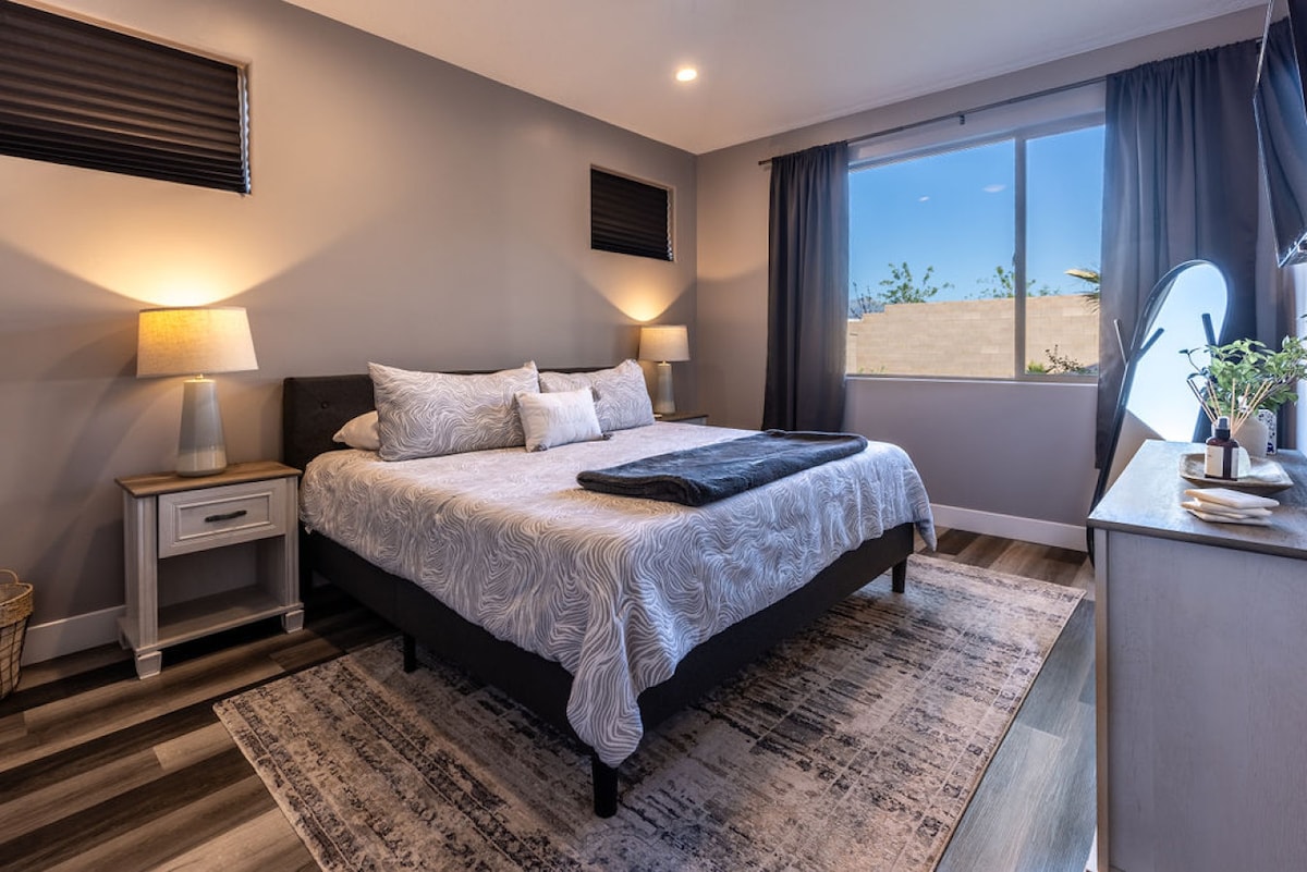 Primarna spavaća soba ima pogled na dvorište, TV, kupaonicu i ormar.