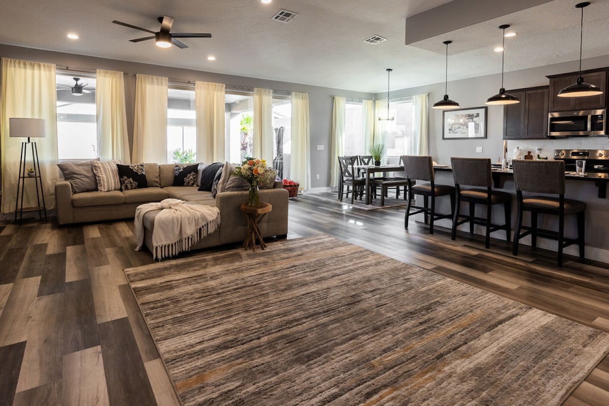 Otvoreni i povišeni stil i namještaj u dnevnom boravku.