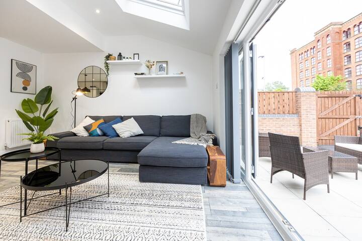 Spacious & Modern | King Beds | Garden | Parking gallery image 2