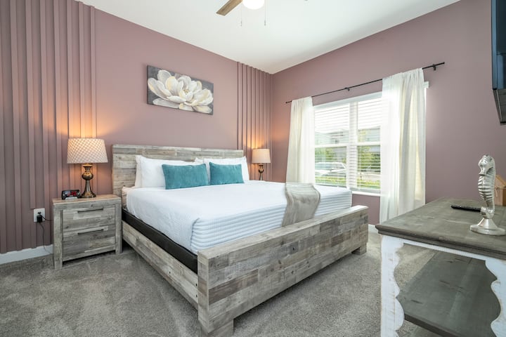 Ground floor bedroom. King bed