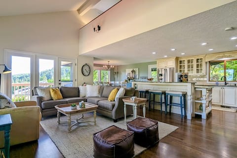 Harmony Estate: Spacious Home with Mt Hood Views