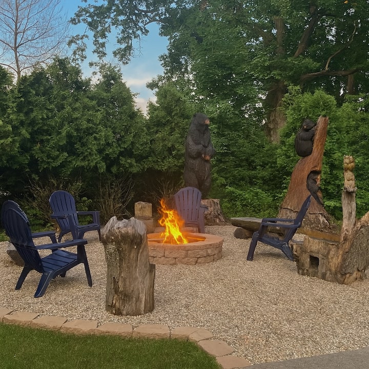 Near Lake MI | Private setting | Hot tub & Suana