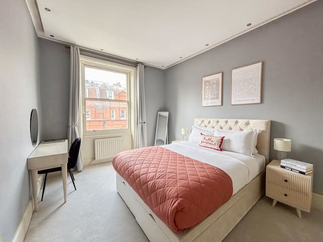 The Sophisticated Apartment in Knightsbridge gallery image 3