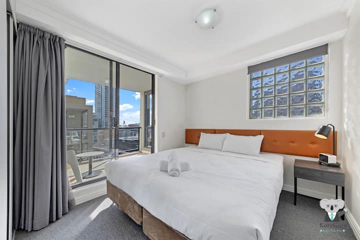 Საძინებელი ორი დიდი საწოლით