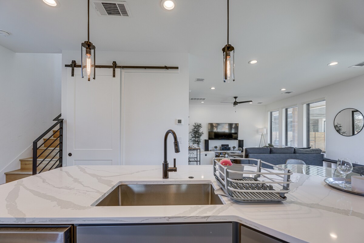 Chic Austin House w/ Spacious Backyard & Hammock