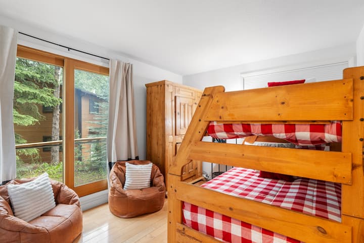 تحتوي غرفة النوم 5 على سرير بطابقين كاملين.