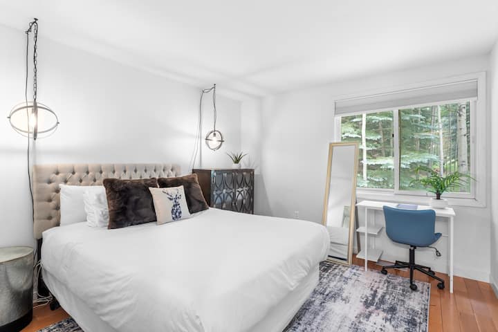 تحتوي غرفة النوم 3 على سرير بحجم كوين ومكتب.