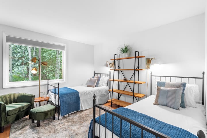 تحتوي غرفة النوم 4 على سريرين توأمين.