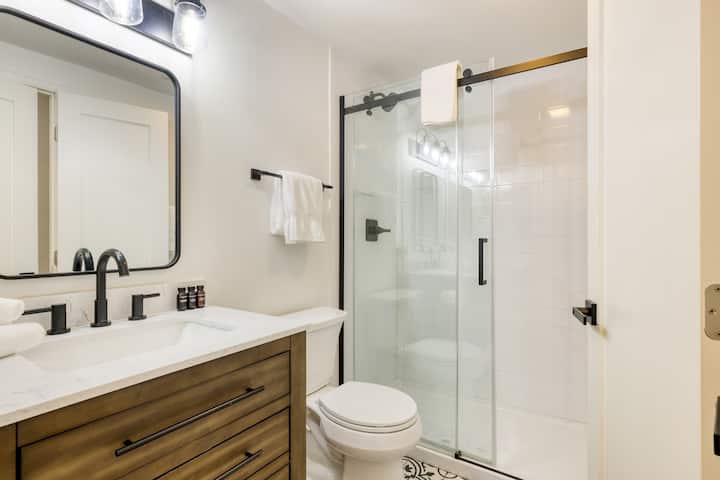 يحتوي حمام غرفة النوم 2 على دش ويمكن الوصول إليه أيضًا من خلال الرواق.