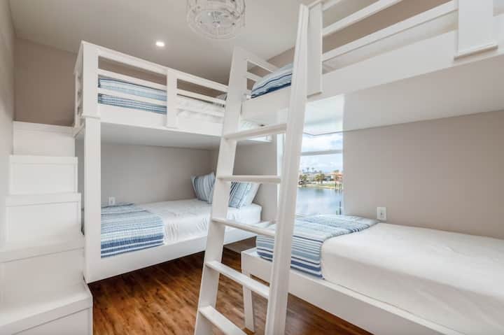 ห้องสองชั้นชั้นบนที่สองพร้อมวิวน้ำพร้อมวิวเต็มรูปแบบ/เต็มและ 1 เตียงคู่/เตียงแฝด/เตียงแฝด