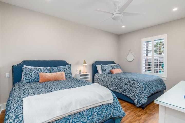 ห้องนอนใหญ่ห้องที่ 2 มีเตียงควีนไซส์ 2 เตียงและห้องน้ำส่วนตัว 