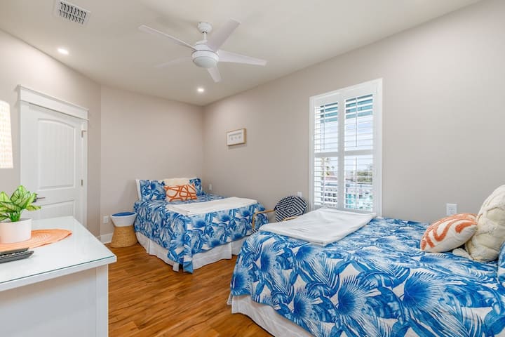 ห้องนอนใหญ่ชั้นบนที่ 4 พร้อมเตียงควีนไซส์ 2 หลังและห้องน้ำส่วนตัว 