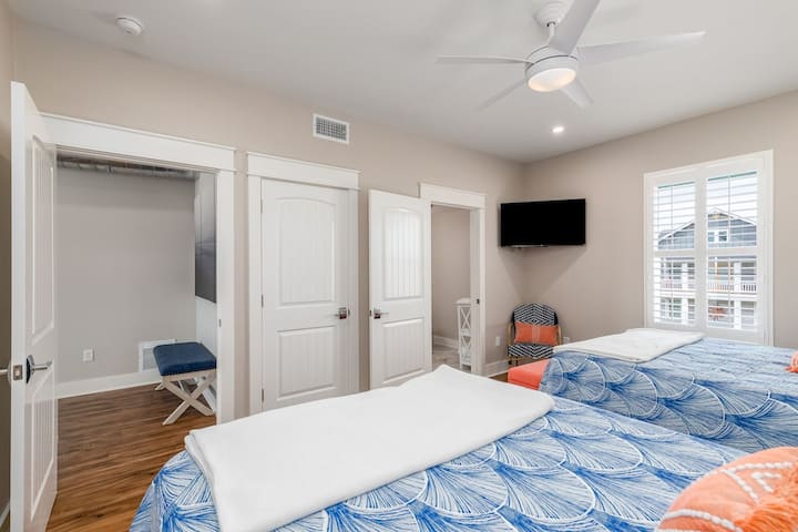 วิวอีกห้องของห้องนอนที่สามพร้อมเตียงควีนไซส์ 2 เตียง