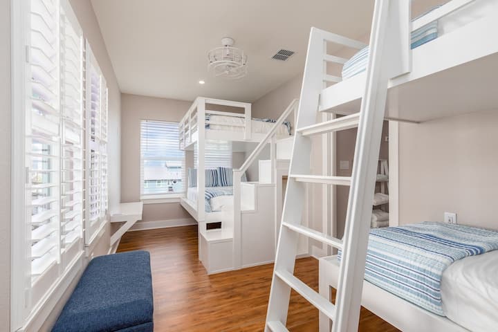 ชั้นบนชั้นหนึ่งที่กำหนดเอง Bunkroom เต็ม/เต็มและเตียงคู่/คู่วิวน้ำ!