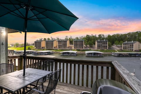 Top Floor Fishing Loft-Lakeside Pool & More!