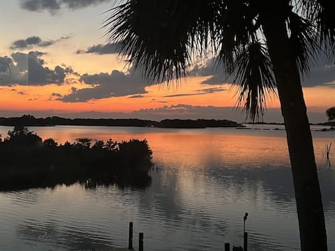 Waterfront Cottages with Sunsets, Kayaks Included!