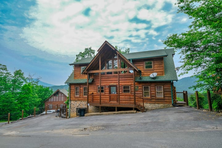 Mtn View, Games, Tiki Bar, Pool Access, Dogs Okay! - Pigeon Forge, TN