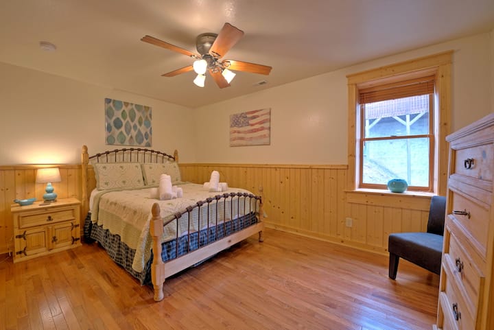 ห้องมาสเตอร์สวีท/ห้องนอน 4 - เตียงควีนไซส์ชั้นล่าง