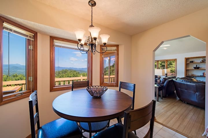 Mountain Views + Biltmore Pass | Pet-Friendly Gem gallery image 4