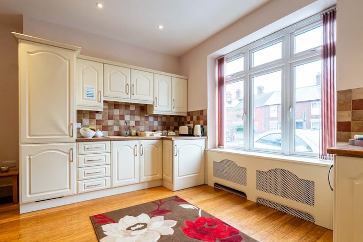 Emerald Spacious Apartment Near The Sea - Caister-on-Sea