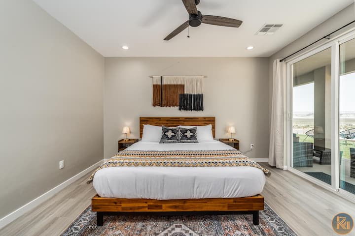 Излезете во дворот и уживајте во утринските зајдисонца со шолја кафе.