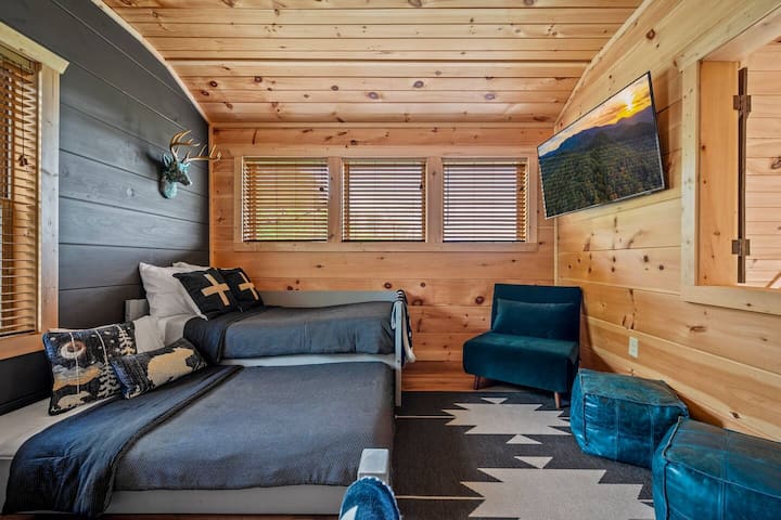 2nd Level Multi Twin + Trundles Room with 55" Samsung Smart TV, Room Darkening Wood Blinds on all Windows