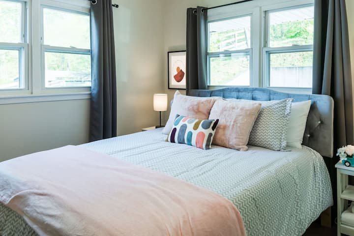 Chumba cha pili cha kulala kilicho na kitanda aina ya queen na matandiko yenye starehe