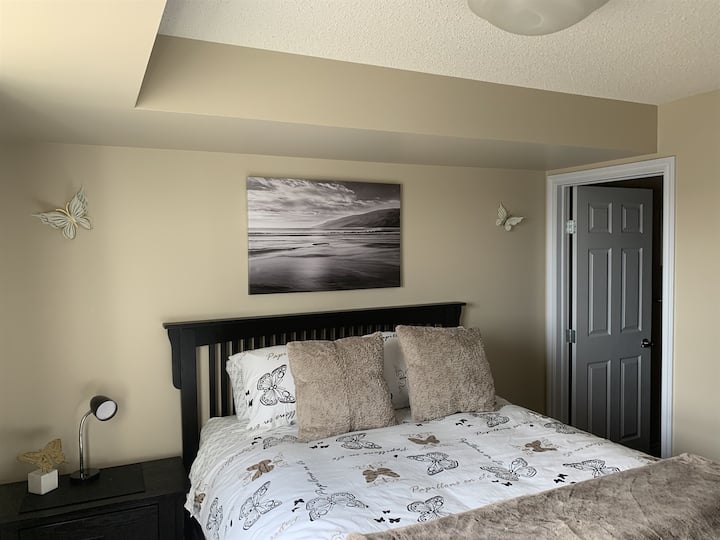 Dormitorio principal con colchón con la parte superior acolchada con la cama tamaño