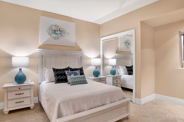 Kila chumba cha kulala kimebuniwa kwa uangalifu ili kuunda mazingira tulivu kabisa.