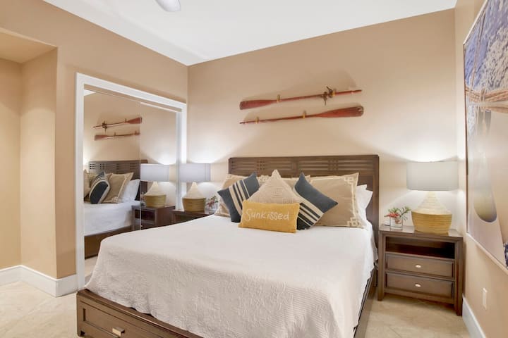 Chumba hiki cha kulala kina kitanda cha kifahari chenye mwangaza laini ili kuunda mazingira ya kupumzika.