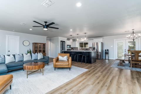 5BR Family Retreat-Private Pool+Kid Friendly Yard