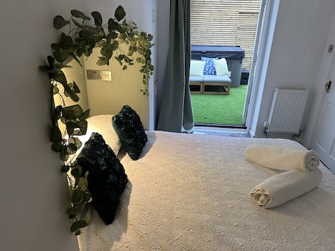 Successful Airbnb property: Town Centre Apartment with Hot Tub in Cheltenham